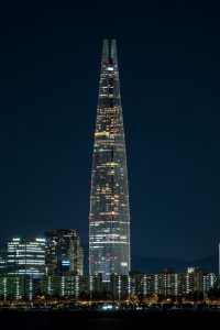 悬疑犯罪电影封面，城市夜景与孤独人影
